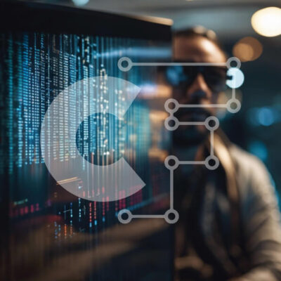 Intra Συλλεκτικό Ξύλινο Παζλ Plywood  4mm - Άτομο που κοιτάζει την οθόνη του υπολογιστή με τις γραμμές κώδικα Σε Ξύλινο Κουτί - Διαστάσεις Puzzle: 10x10 cm – 25 κομμάτια - Image 1