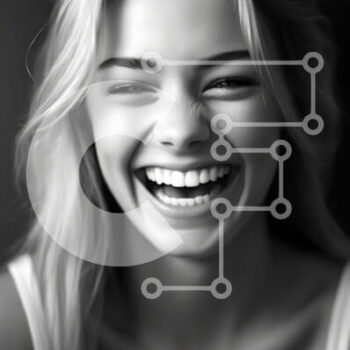 Intra Συλλεκτικό Ξύλινο Παζλ Plywood  4mm - Όμορφο πορτρέτο μιας χαμογελαστής γυναίκας με λευκό φανελάκι και τζιν σορτς Σε Ξύλινο Κουτί - Διαστάσεις Puzzle: 10x10 cm – 25 κομμάτια - Image 1