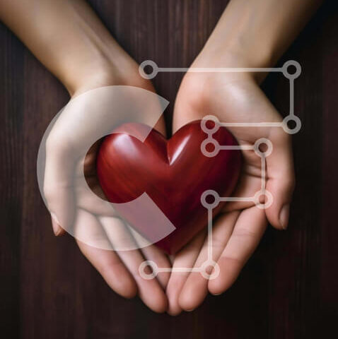 Intra Συλλεκτικό Ξύλινο Παζλ Plywood  4mm - Χέρια που κρατούν μια κόκκινη καρδιά σε ξύλινο φόντο Σε Ξύλινο Κουτί - Διαστάσεις Puzzle: 10x10 cm – 25 κομμάτια - Image 1