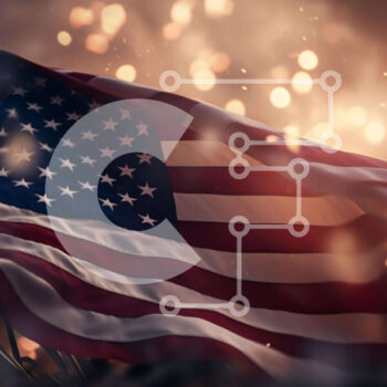 Intra Συλλεκτικό Ξύλινο Παζλ Plywood  4mm - Αμερικανική σημαία με πυροτεχνήματα και βεγγαλικά Σε Ξύλινο Κουτί - Διαστάσεις: 10x10 cm – 25 κομμάτια - Image 1