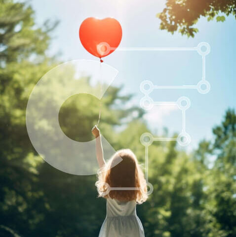 Intra Συλλεκτικό Ξύλινο Παζλ Plywood  4mm - Νεαρό κορίτσι που γιορτάζει τις διακοπές με μπαλόνι σε σχήμα καρδιάς Σε Ξύλινο Κουτί - Διαστάσεις: 10x10 cm – 25 κομμάτια - Image 1