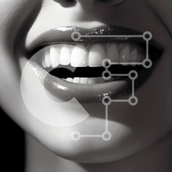 Intra Συλλεκτικό Ξύλινο Παζλ Plywood  4mm - Όμορφη εικόνα μιας γυναίκας με ένα φωτεινό, λευκό χαμόγελο Σε Ξύλινο Κουτί - Διαστάσεις Puzzle: 10x10 cm – 25 κομμάτια - Image 1