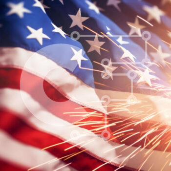 Intra Συλλεκτικό Ξύλινο Παζλ Plywood  4mm - Αμερικανική σημαία με πυροτεχνήματα και βεγγαλικά για τον εορτασμό της 4ης Ιουλίου Σε Ξύλινο Κουτί - Διαστάσεις: 10x10 cm – 25 κομμάτια - Image 1