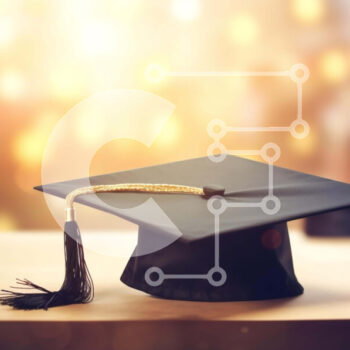 Intra Συλλεκτικό Ξύλινο Παζλ Plywood  4mm - Μαύρο καπάκι αποφοίτησης σε ξύλινο τραπέζι Σε Ξύλινο Κουτί - Διαστάσεις Puzzle: 10x10 cm – 25 κομμάτια - Image 1