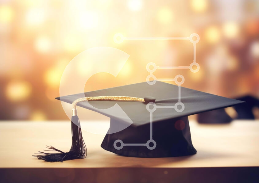 Intra Συλλεκτικό Ξύλινο Παζλ Plywood  4mm - Μαύρο καπάκι αποφοίτησης σε ξύλινο τραπέζι Σε Ξύλινο Κουτί - Διαστάσεις Puzzle: 10x10 cm – 25 κομμάτια