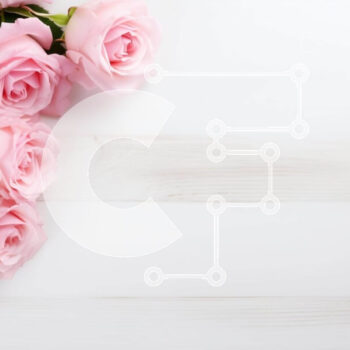 Intra Συλλεκτικό Ξύλινο Παζλ Plywood  4mm - Μπουκέτο με ροζ τριαντάφυλλα σε σχήμα καρδιάς σε λευκό ξύλινο τραπέζι Σε Ξύλινο Κουτί - Διαστάσεις Puzzle: 10x10 cm – 25 κομμάτια - Image 1