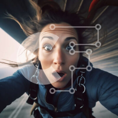 Intra Συλλεκτικό Ξύλινο Παζλ Plywood  4mm - Συναρπαστική εικόνα γυναίκας που κάνει αλεξίπτωτο με μπλε σακάκι και λουρί Σε Ξύλινο Κουτί - Διαστάσεις Puzzle: 10x10 cm – 25 κομμάτια - Image 1