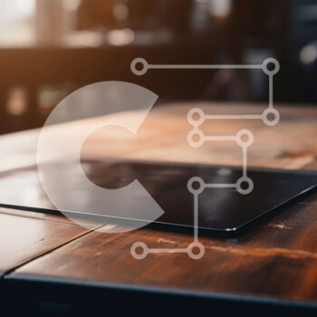 Intra Συλλεκτικό Ξύλινο Παζλ Plywood  4mm - Υπολογιστής tablet σε ξύλινο τραπέζι Σε Ξύλινο Κουτί - Διαστάσεις Puzzle: 10x10 cm – 25 κομμάτια - Image 1