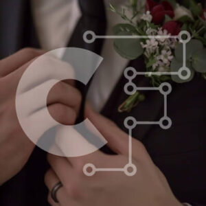 Intra Συλλεκτικό Ξύλινο Παζλ Plywood  4mm - Άνδρας με μαύρο κοστούμι που προσαρμόζει τη μπουτονιέρα με κόκκινο τριαντάφυλλο Σε Ξύλινο Κουτί - Διαστάσεις Puzzle: 10x10 cm – 25 κομμάτια