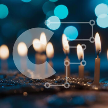 Intra Συλλεκτικό Ξύλινο Παζλ Plywood  4mm - Αναμμένα κεριά με φόντο μπλε φώτα Bokeh Σε Ξύλινο Κουτί - Διαστάσεις: 10x10 cm – 25 κομμάτια - Image 1