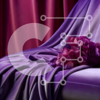 Intra Συλλεκτικό Ξύλινο Παζλ Plywood  4mm - Κομψός μωβ βελούδινος καναπές με ροζ τριαντάφυλλο σε φόντο κόκκινη κουρτίνα Σε Ξύλινο Κουτί - Διαστάσεις Puzzle: 10x10 cm – 25 κομμάτια - Image 1