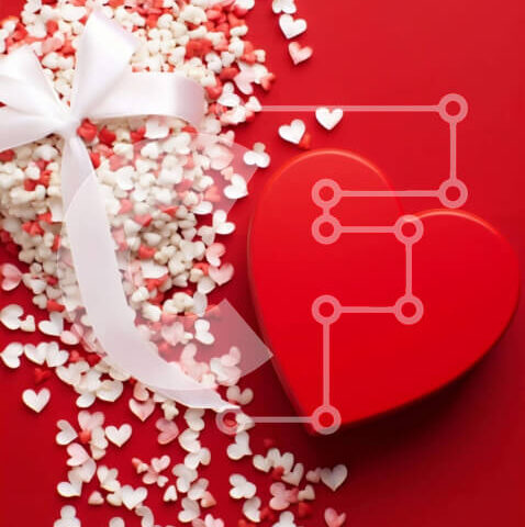 Intra Συλλεκτικό Ξύλινο Παζλ Plywood  4mm - Κόκκινο κουτί σε σχήμα καρδιάς με καραμέλες σε κόκκινο φόντο Σε Ξύλινο Κουτί - Διαστάσεις Puzzle: 10x10 cm – 25 κομμάτια - Image 1