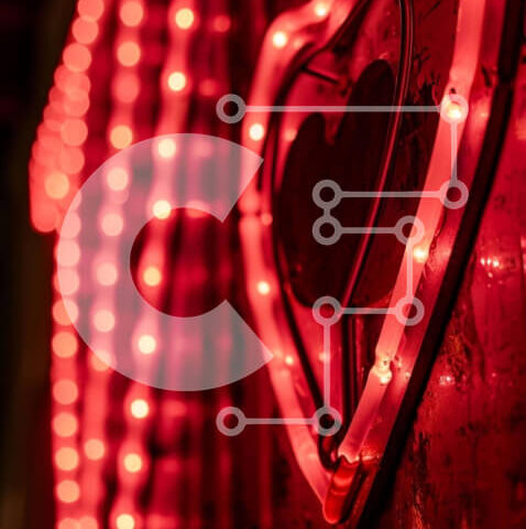 Intra Συλλεκτικό Ξύλινο Παζλ Plywood  4mm - Κόκκινο φως νέον σε σχήμα καρδιάς στο φόντο Σε Ξύλινο Κουτί - Διαστάσεις Puzzle: 10x10 cm – 25 κομμάτια - Image 1