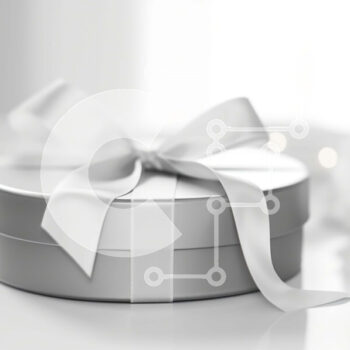 Intra Συλλεκτικό Ξύλινο Παζλ Plywood  4mm - Ασημένιο κουτί δώρου με λευκή κορδέλα και λουλούδια Σε Ξύλινο Κουτί - Διαστάσεις Puzzle: 10x10 cm – 25 κομμάτια - Image 1