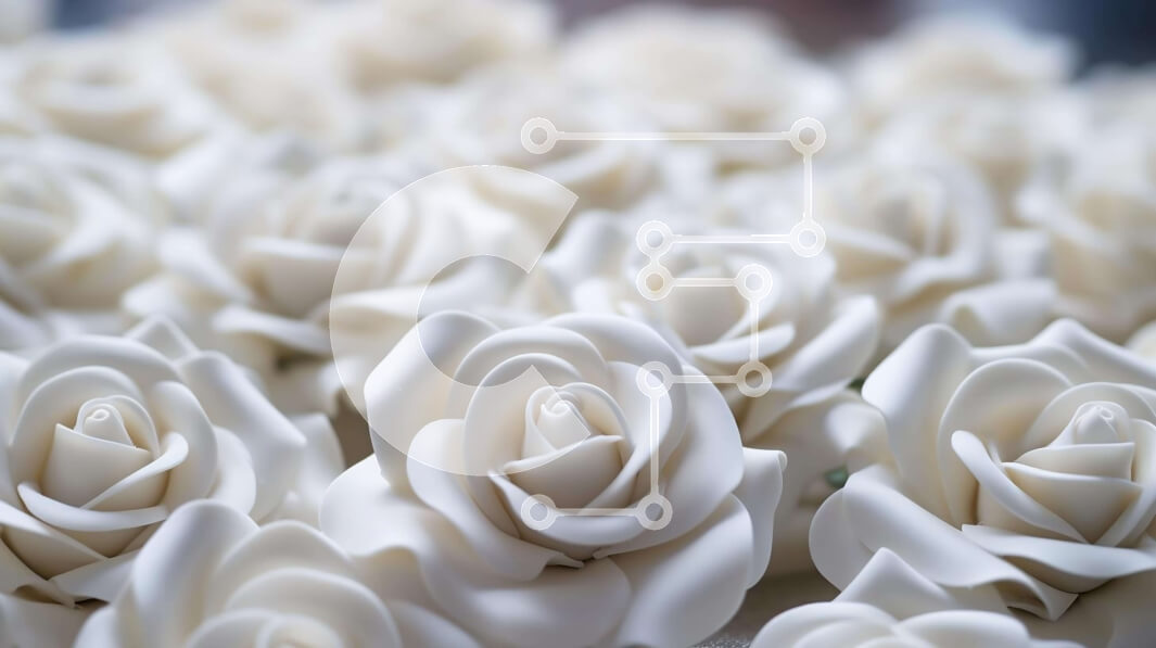 Intra Συλλεκτικό Ξύλινο Παζλ Plywood  4mm - Κοντινό πλάνο με λευκά τριαντάφυλλα και σύνθεση μικρών λουλουδιών Σε Ξύλινο Κουτί - Διαστάσεις: 10x10 cm – 25 κομμάτια