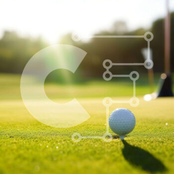 Intra Συλλεκτικό Ξύλινο Παζλ Plywood  4mm - Μπάλα του γκολφ στο μπλουζάκι στο πράσινο γήπεδο γκολφ Σε Ξύλινο Κουτί - Διαστάσεις Puzzle: 10x10 cm – 25 κομμάτια - Image 1