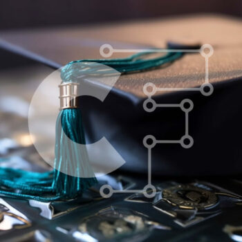 Intra Συλλεκτικό Ξύλινο Παζλ Plywood  4mm - Καπέλο αποφοίτησης με την πράσινη φούντα στον πίνακα - Φωτογραφία Αρχείου Εκπαίδευσης Σε Ξύλινο Κουτί - Διαστάσεις Puzzle: 10x10 cm – 25 κομμάτια - Image 1