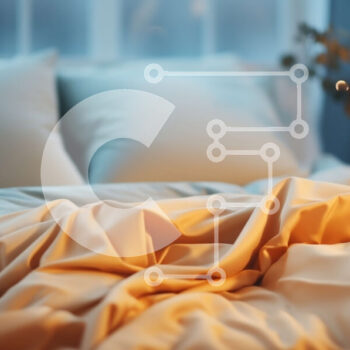 Intra Συλλεκτικό Ξύλινο Παζλ Plywood  4mm - Κρεβάτι με κουβέρτα και μαξιλάρια σε ένα δωμάτιο με χαμηλό φωτισμό Σε Ξύλινο Κουτί - Διαστάσεις Puzzle: 10x10 cm – 25 κομμάτια - Image 1