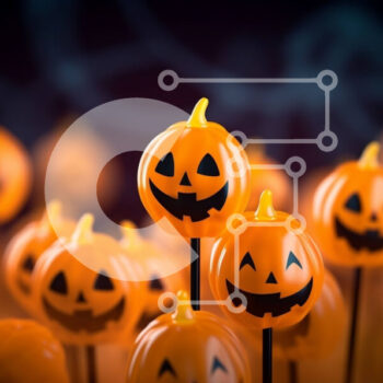 Intra Συλλεκτικό Ξύλινο Παζλ Plywood  4mm - Διακοσμήσεις κολοκύθας αποκριών σε ένα σκοτεινό δωμάτιο Σε Ξύλινο Κουτί - Διαστάσεις Puzzle: 10x10 cm – 25 κομμάτια - Image 1