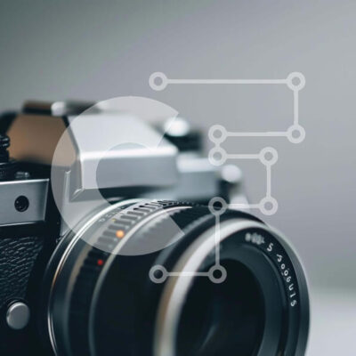 Intra Συλλεκτικό Ξύλινο Παζλ Plywood 4mm - Vintage ντεμοντέ φωτογραφική μηχανή με ασημί σώμα και μαύρο φακό Σε Ξύλινο Κουτί - Διαστάσεις: 10x10 cm – 25 κομμάτια - Image 1