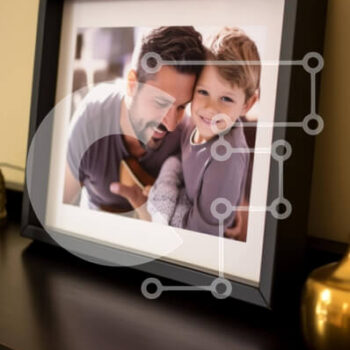 Intra Συλλεκτικό Ξύλινο Παζλ Plywood  4mm - Κορνίζα φωτογραφία του άνδρα και του γιου στο κομμό Σε Ξύλινο Κουτί - Διαστάσεις Puzzle: 10x10 cm – 25 κομμάτια - Image 1