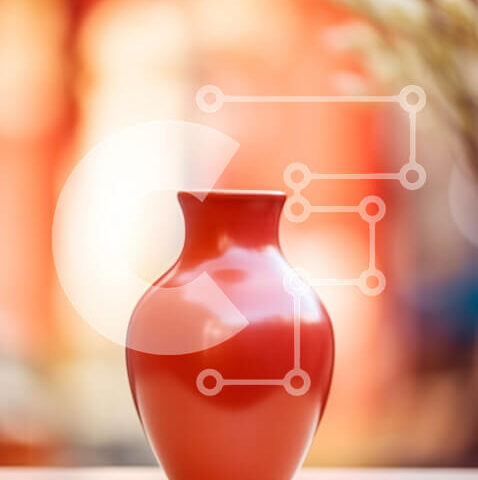 Intra Συλλεκτικό Ξύλινο Παζλ Plywood  4mm - Πορτοκαλί βάζο σε λευκό τραπέζι - Διακοσμητικές λεπτομέρειες για το σπίτι Σε Ξύλινο Κουτί - Διαστάσεις Puzzle: 10x10 cm – 25 κομμάτια - Image 1