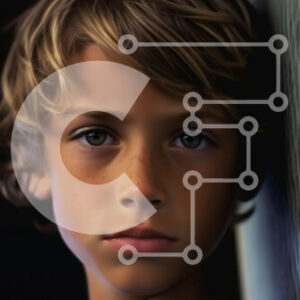 Intra Συλλεκτικό Ξύλινο Παζλ Plywood  4mm - Πορτρέτο ενός νεαρού αγοριού με ξανθά μαλλιά και μπλε μάτια που κοιτάζει στην απόσταση Σε Ξύλινο Κουτί - Διαστάσεις Puzzle: 10x10 cm – 25 κομμάτια