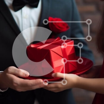 Intra Συλλεκτικό Ξύλινο Παζλ Plywood  4mm - Άνδρας που παρουσιάζει ένα κόκκινο κουτί δώρου σε μια γυναίκα την ημέρα του Αγίου Βαλεντίνου Σε Ξύλινο Κουτί - Διαστάσεις: 10x10 cm – 25 κομμάτια - Image 1