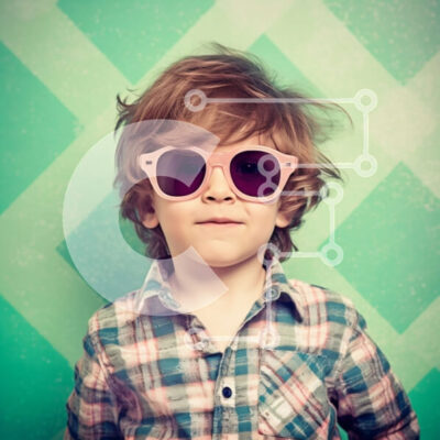 Intra Συλλεκτικό Ξύλινο Παζλ Plywood  4mm - Χαριτωμένη φωτογραφία ενός νεαρού αγοριού με ροζ γυαλιά ηλίου και καρό πουκάμισο Σε Ξύλινο Κουτί - Διαστάσεις Puzzle: 10x10 cm – 25 κομμάτια - Image 1