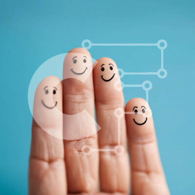 Intra Συλλεκτικό Ξύλινο Παζλ Plywood 4mm - Χέρι που κρατά τέσσερα δάχτυλα με χαμογελαστά πρόσωπα Σε Ξύλινο Κουτί - Διαστάσεις Puzzle: 10x10 cm – 25 κομμάτια - Image 1