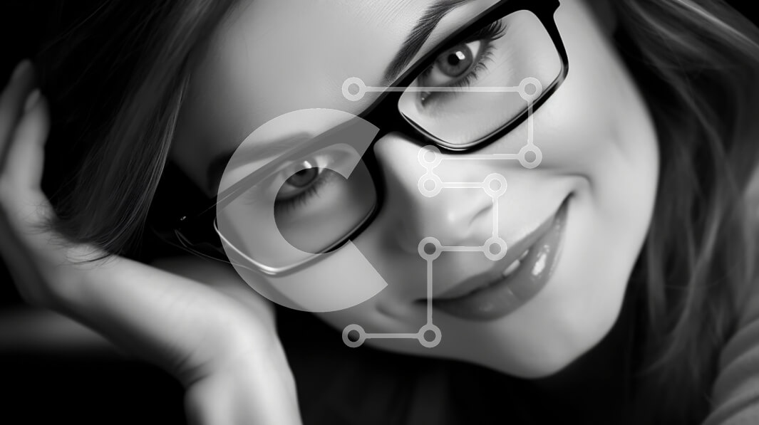 Intra Συλλεκτικό Ξύλινο Παζλ Plywood  4mm - Πορτρέτο μιας γυναίκας με τα γυαλιά που χαμογελά στην κάμερα Σε Ξύλινο Κουτί - Διαστάσεις Puzzle: 10x10 cm – 25 κομμάτια