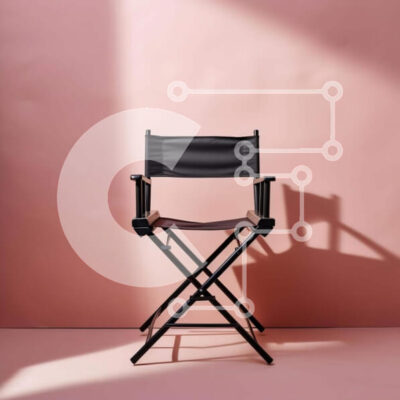 Intra Συλλεκτικό Ξύλινο Παζλ Plywood  4mm - Κενή καρέκλα σκηνοθέτη ενάντια στον ροζ τοίχο Σε Ξύλινο Κουτί - Διαστάσεις Puzzle: 10x10 cm – 25 κομμάτια - Image 1