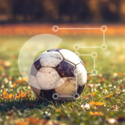 Intra Συλλεκτικό Ξύλινο Παζλ Plywood 4mm - Μπάλα ποδοσφαίρου σε ένα γήπεδο με φθινοπωρινά φύλλα Σε Ξύλινο Κουτί - Διαστάσεις Puzzle: 10x10 cm – 25 κομμάτια - Image 1