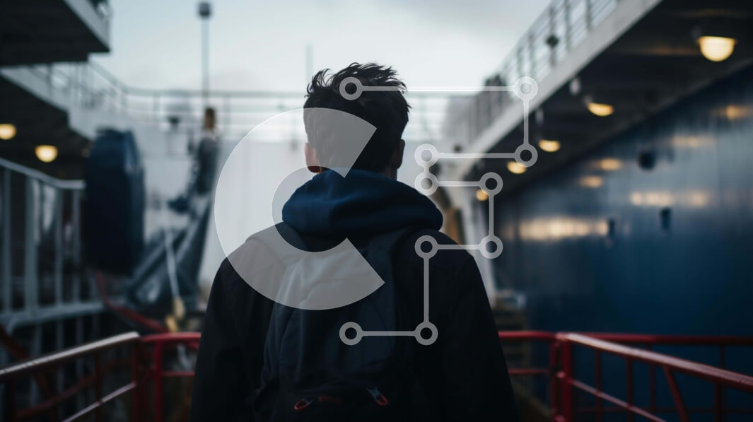 Intra Συλλεκτικό Ξύλινο Παζλ Plywood  4mm - Άτομο που κοιτάζει έξω από το νερό από το κατάστρωμα κρουαζιερόπλοιων Σε Ξύλινο Κουτί - Διαστάσεις Puzzle: 10x10 cm – 25 κομμάτια