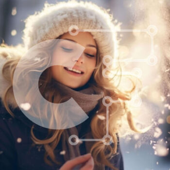 Intra Συλλεκτικό Ξύλινο Παζλ Plywood  4mm - Χαμογελαστή γυναίκα με χειμερινή ενδυμασία που απολαμβάνει την ύπαιθρο Σε Ξύλινο Κουτί - Διαστάσεις Puzzle: 10x10 cm – 25 κομμάτια - Image 1