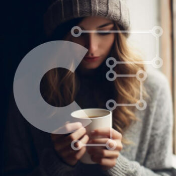 Intra Συλλεκτικό Ξύλινο Παζλ Plywood  4mm - Γυναίκα με πουλόβερ και Beanie που κρατά παγωμένο φλιτζάνι καφέ Σε Ξύλινο Κουτί - Διαστάσεις Puzzle: 10x10 cm – 25 κομμάτια - Image 1