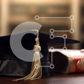 Intra Συλλεκτικό Ξύλινο Παζλ Plywood  4mm - Καπέλο αποφοίτησης και φούντα σε ένα ξύλινο τραπέζι μπροστά από ένα παράθυρο Σε Ξύλινο Κουτί - Διαστάσεις Puzzle: 10x10 cm – 25 κομμάτια - Image 1