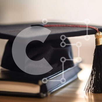 Intra Συλλεκτικό Ξύλινο Παζλ Plywood  4mm - Μαύρο καπάκι αποφοίτησης και βιβλία σε ξύλινο τραπέζι Σε Ξύλινο Κουτί - Διαστάσεις Puzzle: 10x10 cm – 25 κομμάτια - Image 1