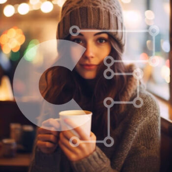 Intra Συλλεκτικό Ξύλινο Παζλ Plywood  4mm - Νεαρή γυναίκα που απολαμβάνει ένα γεύμα σε εσωτερικό περιβάλλον Σε Ξύλινο Κουτί - Διαστάσεις Puzzle: 10x10 cm – 25 κομμάτια - Image 1