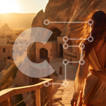 Intra Συλλεκτικό Ξύλινο Παζλ Plywood  4mm - Γυναίκα που περπατά κάτω από τα σκαλοπάτια μιας αρχαίας πόλης στην Καππαδοκία, Τουρκία Σε Ξύλινο Κουτί - Διαστάσεις Puzzle: 10x10 cm – 25 κομμάτια - Image 1