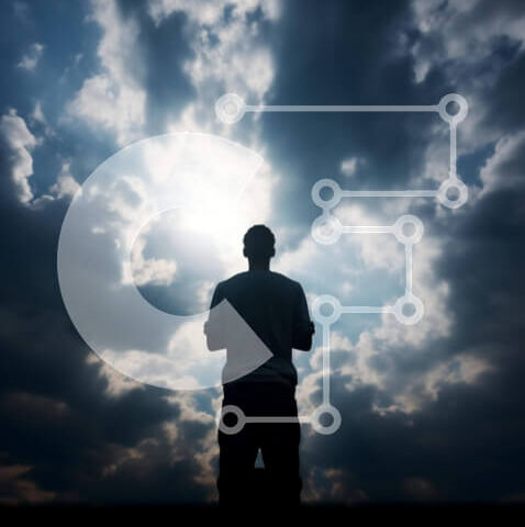 Intra Συλλεκτικό Ξύλινο Παζλ Plywood  4mm - Σκιαγραφημένος άνθρωπος που κοιτάζει τον ουρανό και τα σύννεφα Σε Ξύλινο Κουτί - Διαστάσεις Puzzle: 10x10 cm – 25 κομμάτια - Image 1