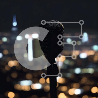 Intra Συλλεκτικό Ξύλινο Παζλ Plywood  4mm - Μικρόφωνο μπροστά από το φωτισμένο αστικό τοπίο τη νύχτα Σε Ξύλινο Κουτί - Διαστάσεις Puzzle: 10x10 cm – 25 κομμάτια - Image 1