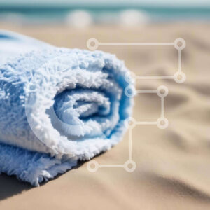 Intra Συλλεκτικό Ξύλινο Παζλ Plywood  4mm - Τακτοποιημένα διπλωμένη μπλε πετσέτα θαλάσσης στην αμμώδη ακτή Σε Ξύλινο Κουτί - Διαστάσεις: 10x10 cm – 25 κομμάτια