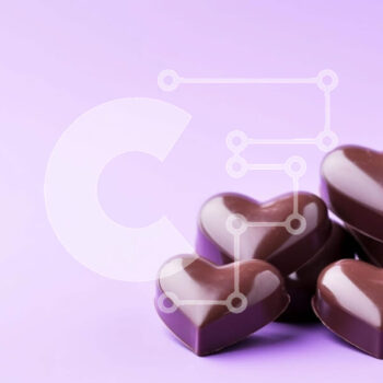 Intra Συλλεκτικό Ξύλινο Παζλ Plywood  4mm - Σοκολατένιες καραμέλες σε σχήμα καρδιάς για την ημέρα του Αγίου Βαλεντίνου σε μωβ φόντο Σε Ξύλινο Κουτί - Διαστάσεις Puzzle: 10x10 cm – 25 κομμάτια - Image 1