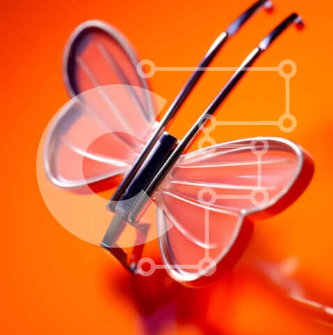 Intra Συλλεκτικό Ξύλινο Παζλ Plywood  4mm - Κλιπ μαλλιών σε σχήμα πεταλούδας σε πορτοκαλί φόντο Σε Ξύλινο Κουτί - Διαστάσεις Puzzle: 10x10 cm – 25 κομμάτια - Image 1