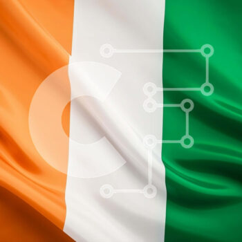 Intra Συλλεκτικό Ξύλινο Παζλ Plywood  4mm - Ιρλανδική σημαία από κοντά με λευκές, πορτοκαλί και πράσινες ρίγες στον άνεμο Σε Ξύλινο Κουτί - Διαστάσεις Puzzle: 10x10 cm – 25 κομμάτια - Image 1