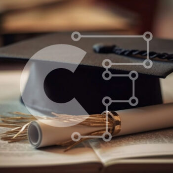 Intra Συλλεκτικό Ξύλινο Παζλ Plywood  4mm - ΚΑΠ και φούντα αποφοίτησης σε ένα ανοιχτό βιβλίο φωτογραφία στοκ Σε Ξύλινο Κουτί - Διαστάσεις Puzzle: 10x10 cm – 25 κομμάτια - Image 1