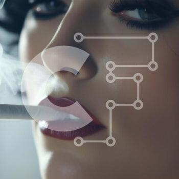 Intra Συλλεκτικό Ξύλινο Παζλ Plywood  4mm - Γυναίκα με σγουρά μαλλιά που φυσάει καπνό από ένα τσιγάρο σε σχήμα σταχτοδοχείου Σε Ξύλινο Κουτί - Διαστάσεις Puzzle: 10x10 cm – 25 κομμάτια - Image 1