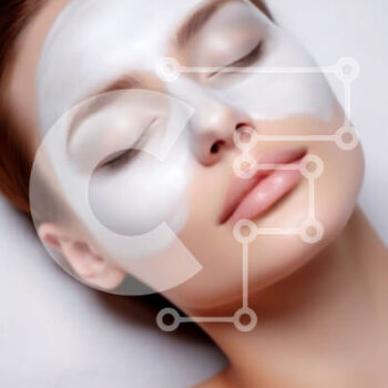 Intra Συλλεκτικό Ξύλινο Παζλ Plywood  4mm - Ρουτίνα χαλαρωτικής ομορφιάς: Γυναίκα με κλειστά μάτια που φορά μάσκα προσώπου στο κρεβάτι Σε Ξύλινο Κουτί - Διαστάσεις Puzzle: 10x10 cm – 25 κομμάτια - Image 1