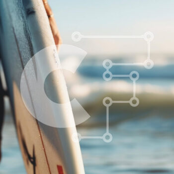 Intra Συλλεκτικό Ξύλινο Παζλ Plywood 4mm - Surfer που κουβαλά σανίδα του σερφ στην παραλία Σε Ξύλινο Κουτί - Διαστάσεις Puzzle: 10x10 cm – 25 κομμάτια - Image 1